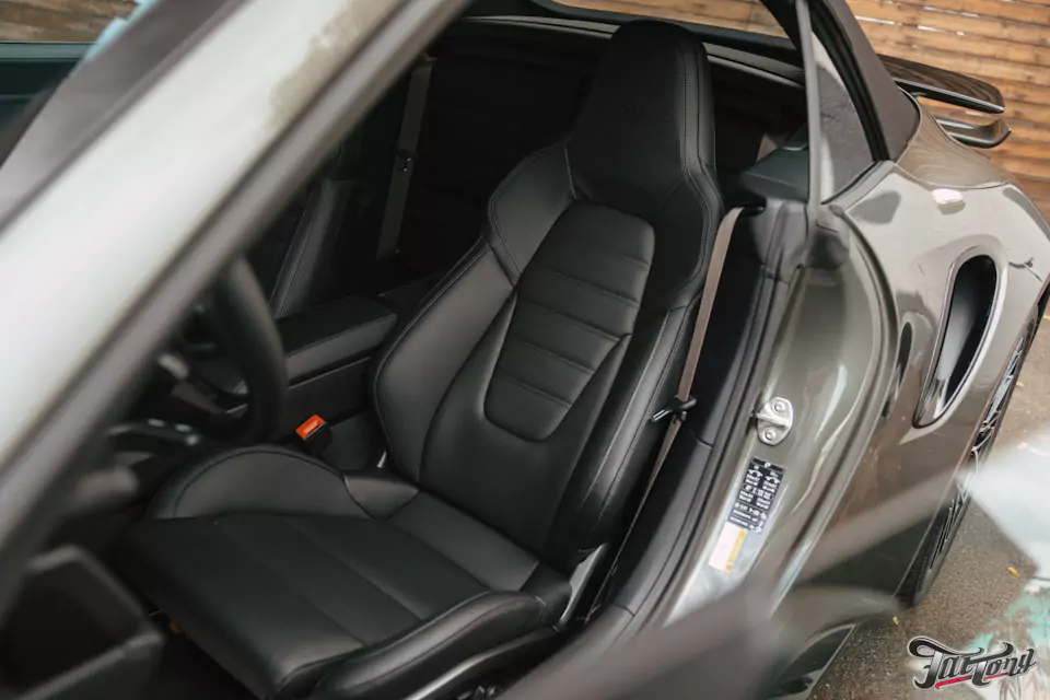 Забронировали Porsche 911 (992) Turbo S Cabriolet прозрачным глянцевым полиуретаном, защитили глянец в салоне, обработали кожу керамикой и обработали мягкую крышу